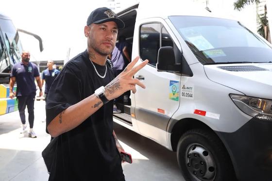 Neymar se envolveu em polêmicas, enquanto se recupera de cirurgia no joelho — Foto: Vitor Silva/CBF