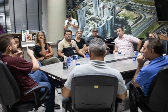 Secretário de Saúde, Deiver Teixeira em reunião com representantes de categoria da Saúde