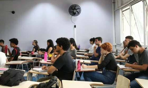 turma fazendo prova.jpeg