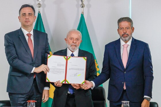 Presidente Lula assinou decreto ao lado dos presidentes da Câmara, Arthur Lira (E), e do Senado, Rodrigo Pacheco