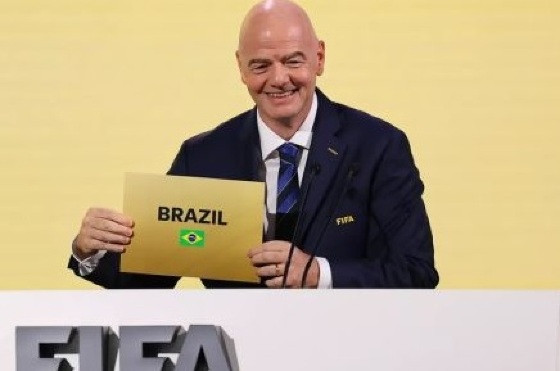 O presidente da Fifa Gianni Infantino anuncia o Brasil como sede da Copa Feminina