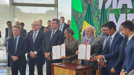 Vice-governador Otaviano Pivetta ao lado do presidente Lula, ministra Marina Silva 