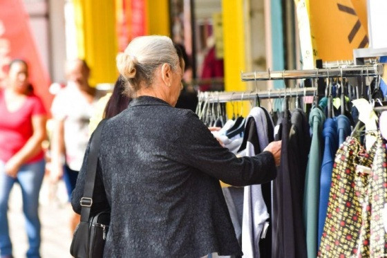 senhora comprando (1).jpg