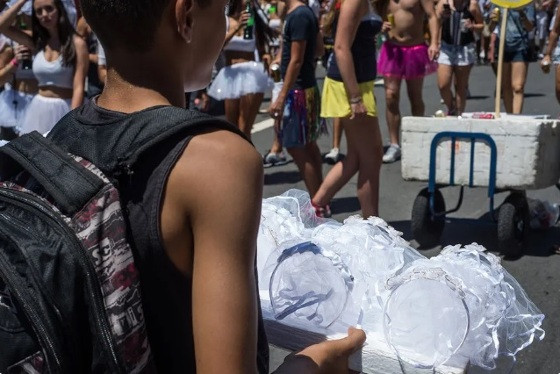 Garoto vende tiaras em bloco de rua de São Paulo