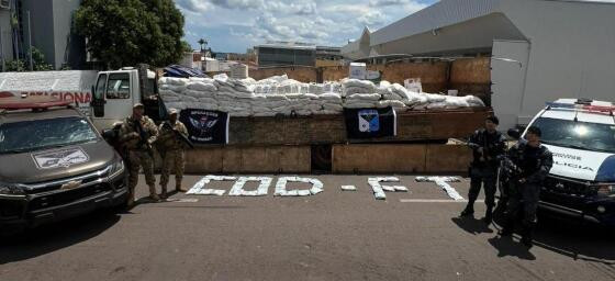 Um suspeito foi preso e confessou que receberia uma grande quantia em dinheiro para o transporte dos materiais ilícitos.