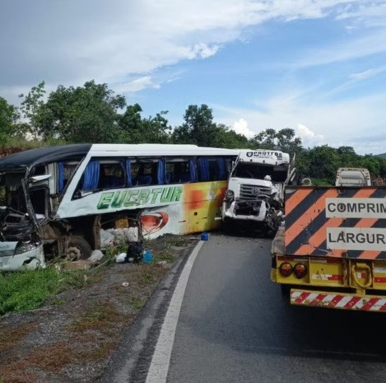 O motorista do caminhão foi levado por uma ambulância que passava pelo local.