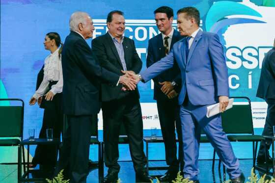 Ex-presidente da República Michel Temer e presidentes Sérgio Ricardo (TCE), Max Russi (ALMT) e Leonardo Bortolin (AMM)