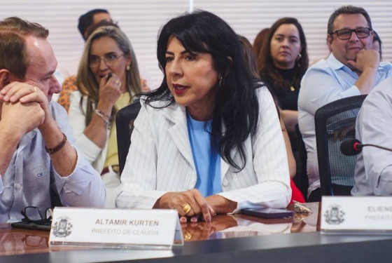 A prefeita de Cáceres Eliene Liberato Dias, que era beneficiada pelo aumento