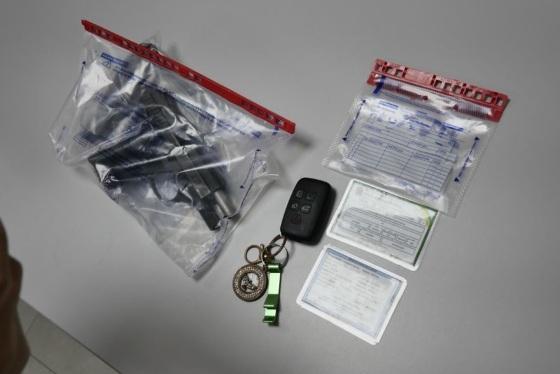 Pistola e chave do veículo utilizados no crime que matou morador de rua
