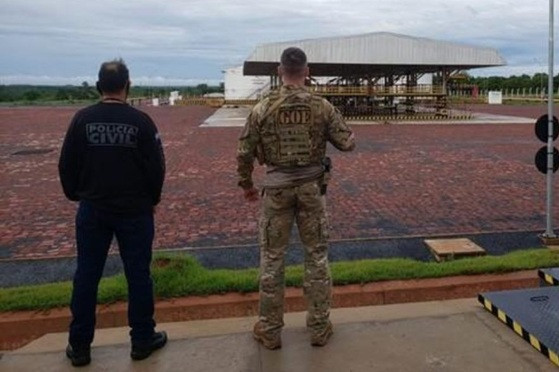 Policiais em uma das unidades do grupo investigado, que foi alvo de operação