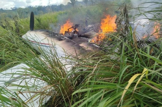 Avião incendiado por criminosos para que droga fosse destruída