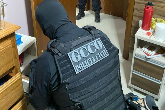 Agente da GCCO durante cumprimento de mandado, Operação Datar.