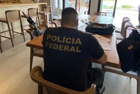 Policial federal avalia documentos apreendidos em imóvel alvo da Operação Bilanz
