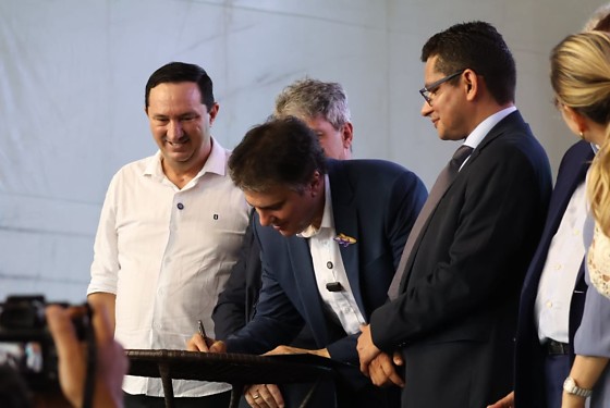 Valdir Barranco (PT), o ministro da Educação, Camilo Santana, e o reitor do IFMT, Júlio César