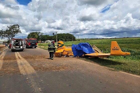 Piloto morre após avião agrícola cair em rodovia de Mato Grosso