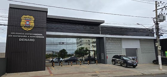 Suspeitos são também investigados pelo crime de comércio ilegal de armas de fogo. Ao todo, são cumpridos oito mandados judiciais na operação