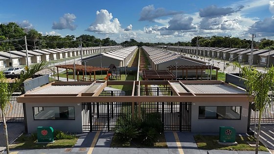 As casas integram os residenciais Villaggio Magnólias e Villaggio Violletas e contaram com entrada facilitada de até R$ 35 mil por família 